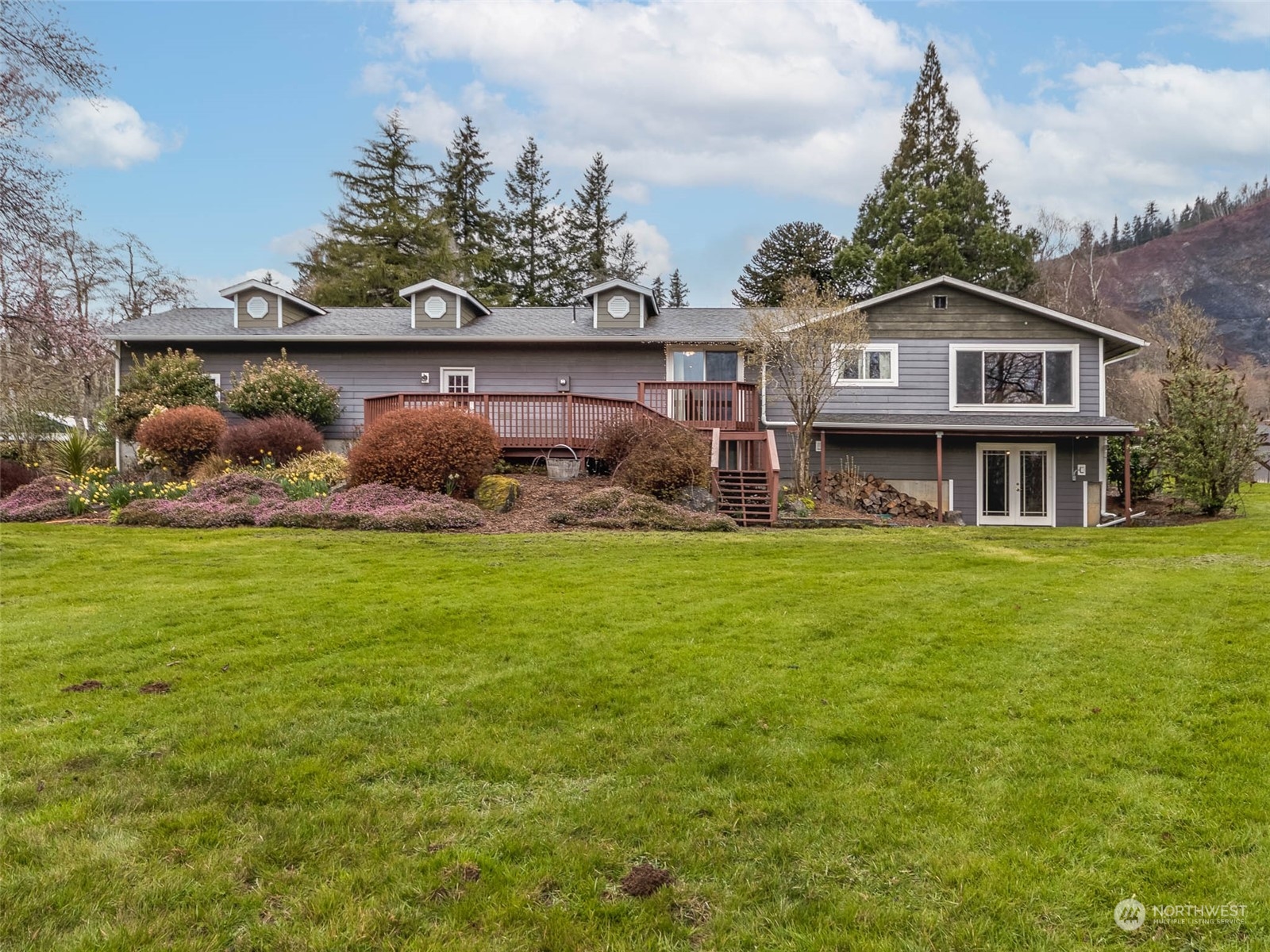 6 White Road Raymond, WA 98577 - Photo 2 of 40 a front view of a house with garden