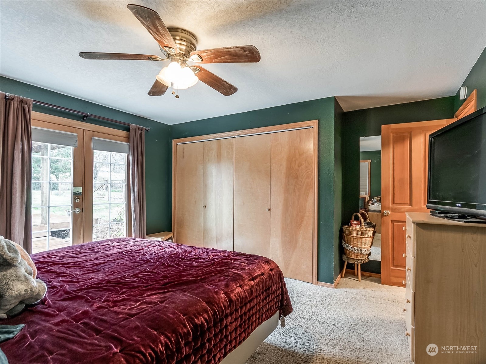 6 White Road Raymond, WA 98577 - Photo 32 of 40 a bedroom with a large bed and a flat tv screen