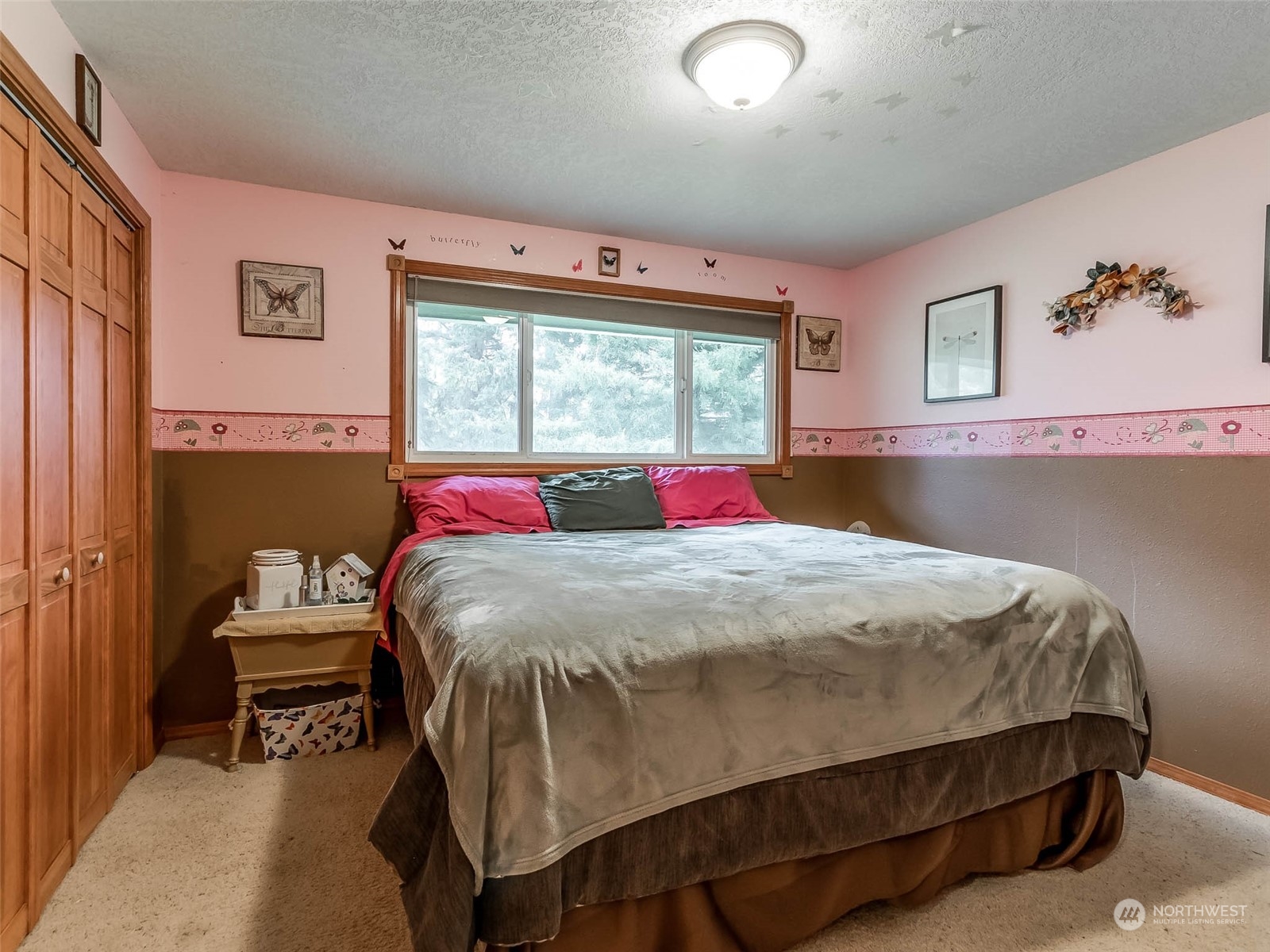 6 White Road Raymond, WA 98577 - Photo 34 of 40 a bed sitting in a bedroom next to a window