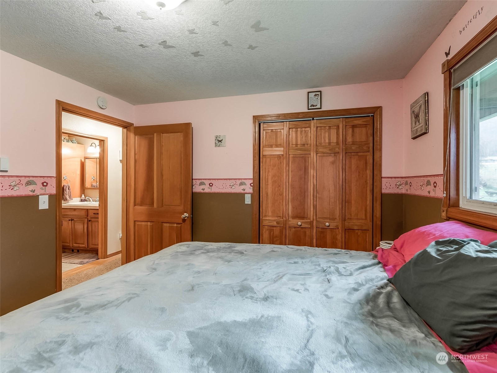 6 White Road Raymond, WA 98577 - Photo 35 of 40 a bedroom with a large bed and a window