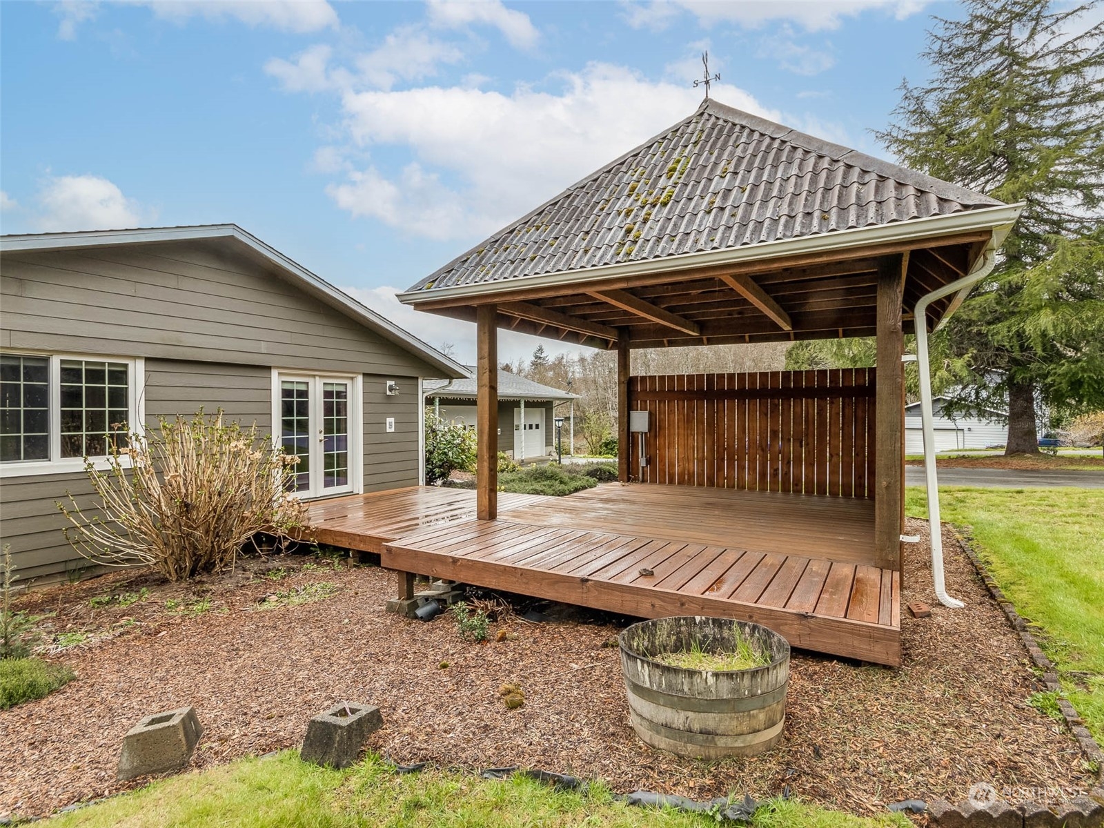 6 White Road Raymond, WA 98577 - Photo 40 of 40 a front view of a house with garden