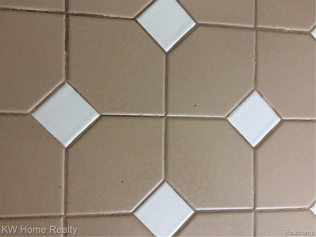 23124 Farmington Road Farmington, MI 48336 - Photo 3 of 42 Ceramic Tile Entry