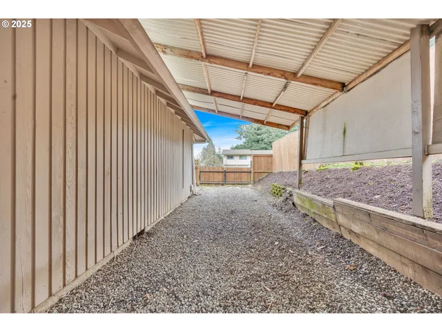 a view of a backyard