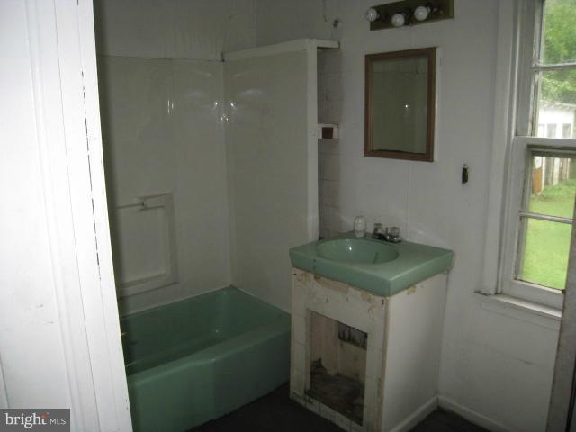2501 Barrison Point Road Essex, MD 21221 - Photo 4 of 8 Bath