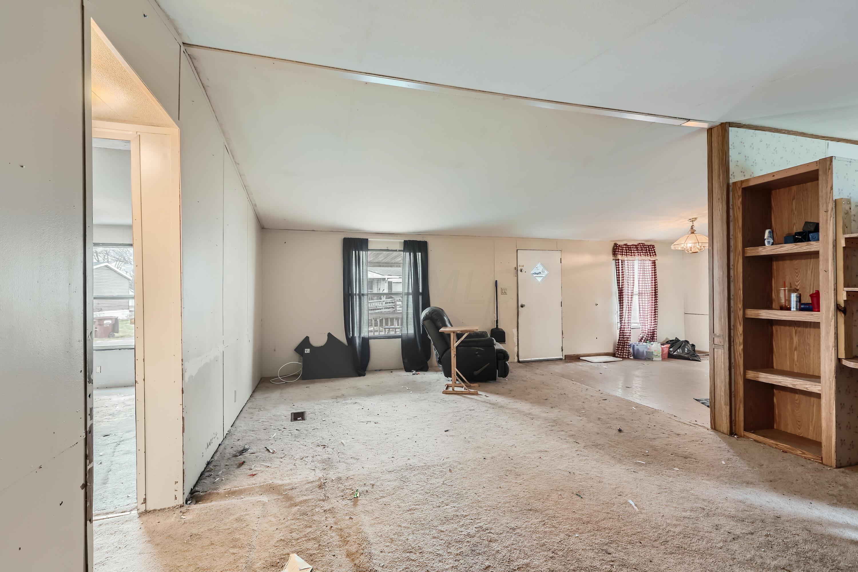 8565 Smith-Calhoun Road, Unit 217 Plain City, OH 43064 - Photo 2 of 11 06 Living Room