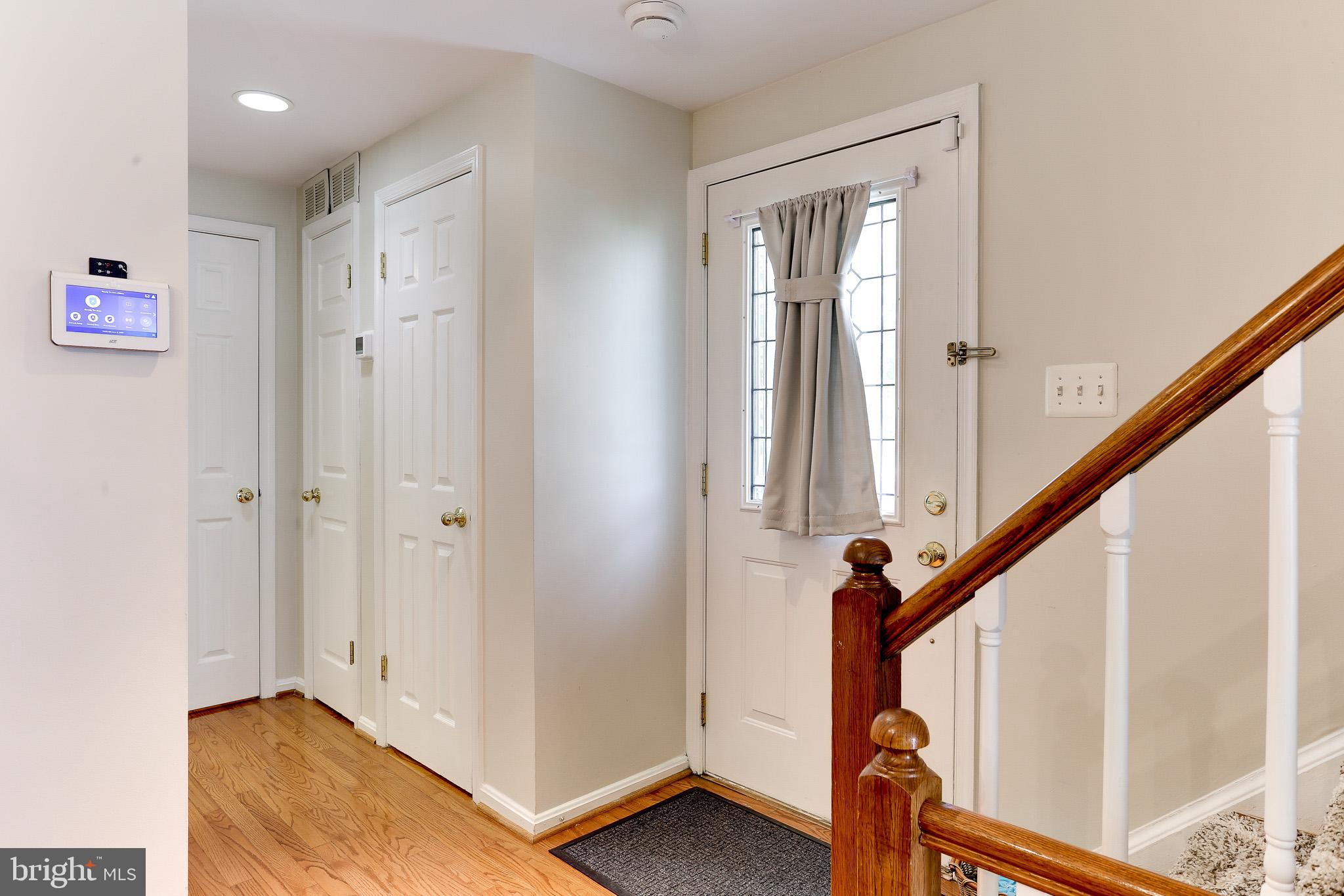 1676 Oaktree Court Reston, VA 20194 - Photo 4 of 30 Foyer