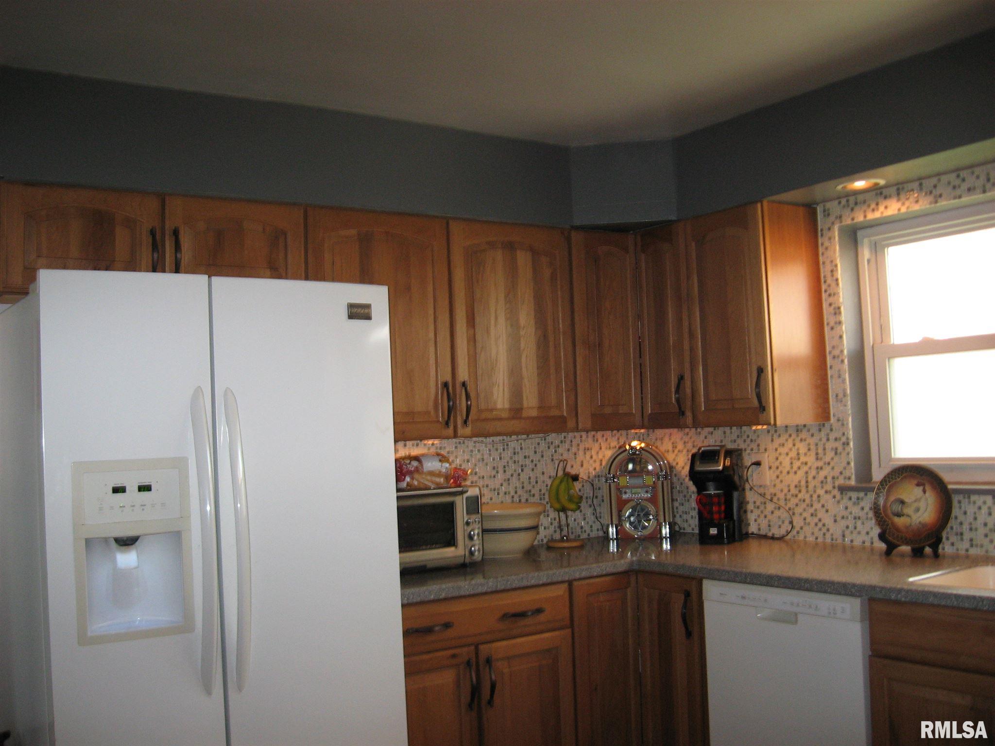 806 Sheridan Road Pekin, IL 61554 - Photo 6 of 28 Gallery Image 6
