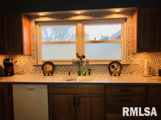 806 Sheridan Road Pekin, IL 61554 - Photo 8 of 28 Gallery Image 8