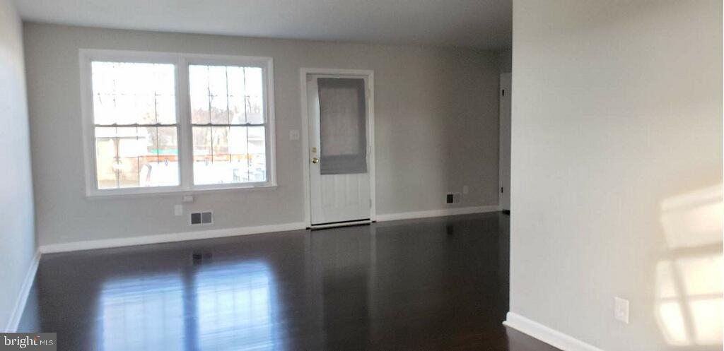6818 Lenbern Road Baltimore, MD 21207 - Photo 3 of 32