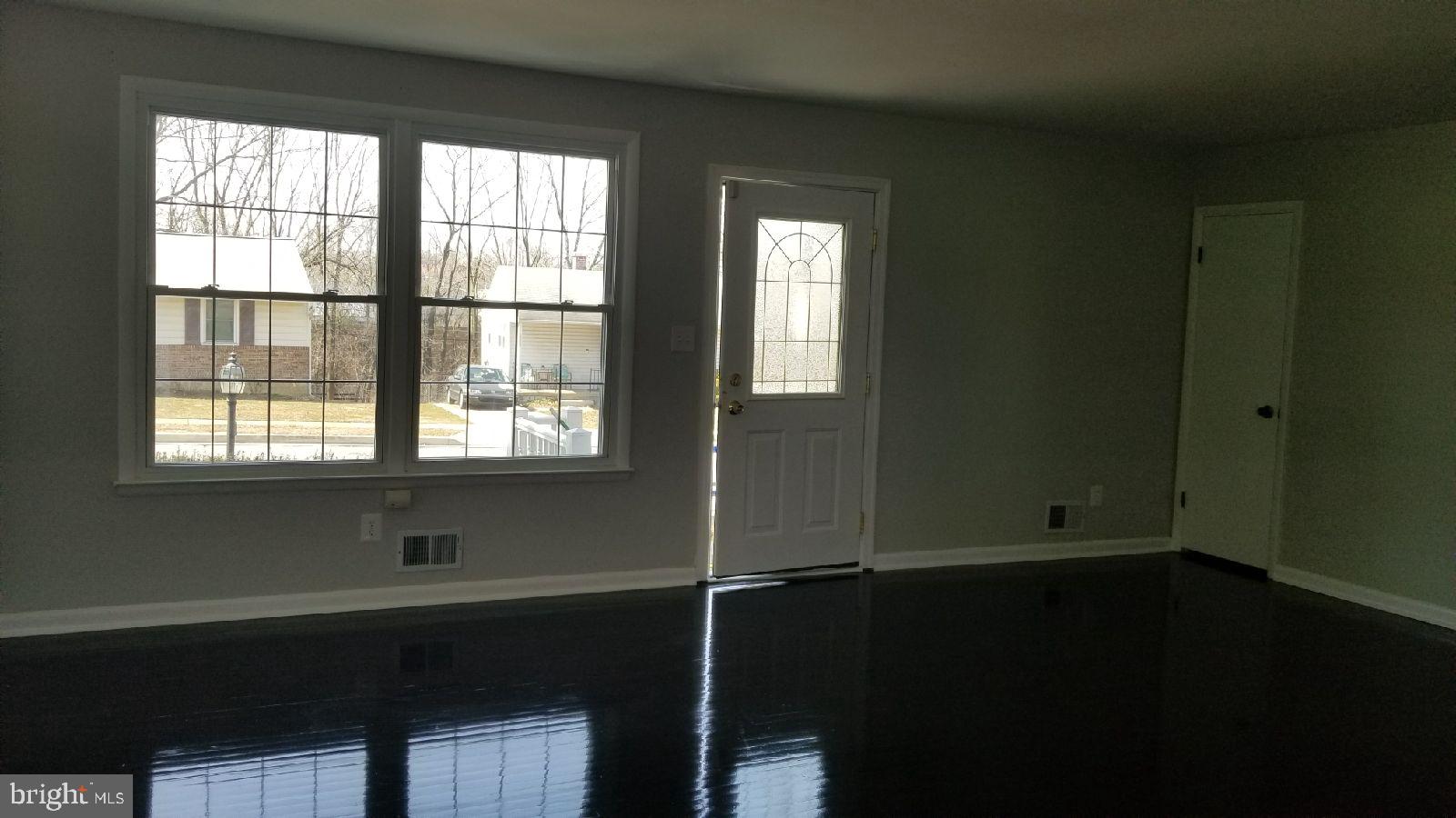 6818 Lenbern Road Baltimore, MD 21207 - Photo 4 of 32