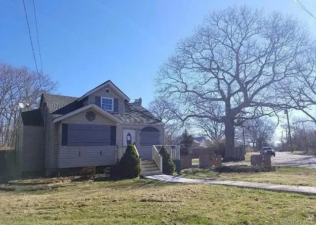 a view of a house with a yard