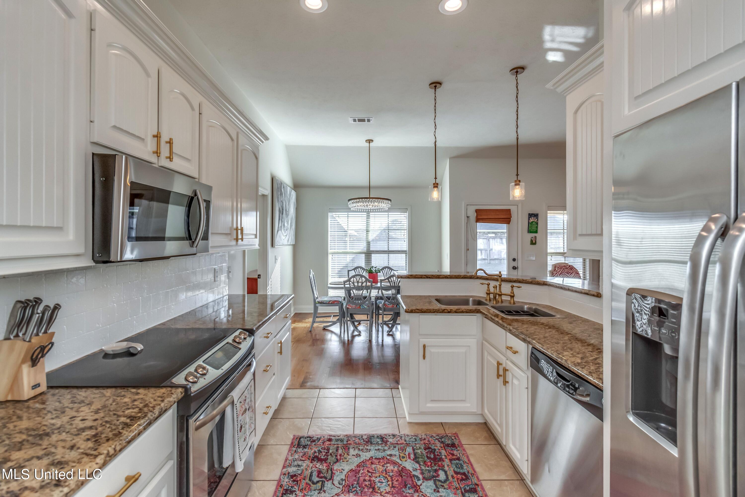 208 Memory Lane Madison, MS 39110 - Photo 13 of 41 2024 modern kitchen white with bold spla