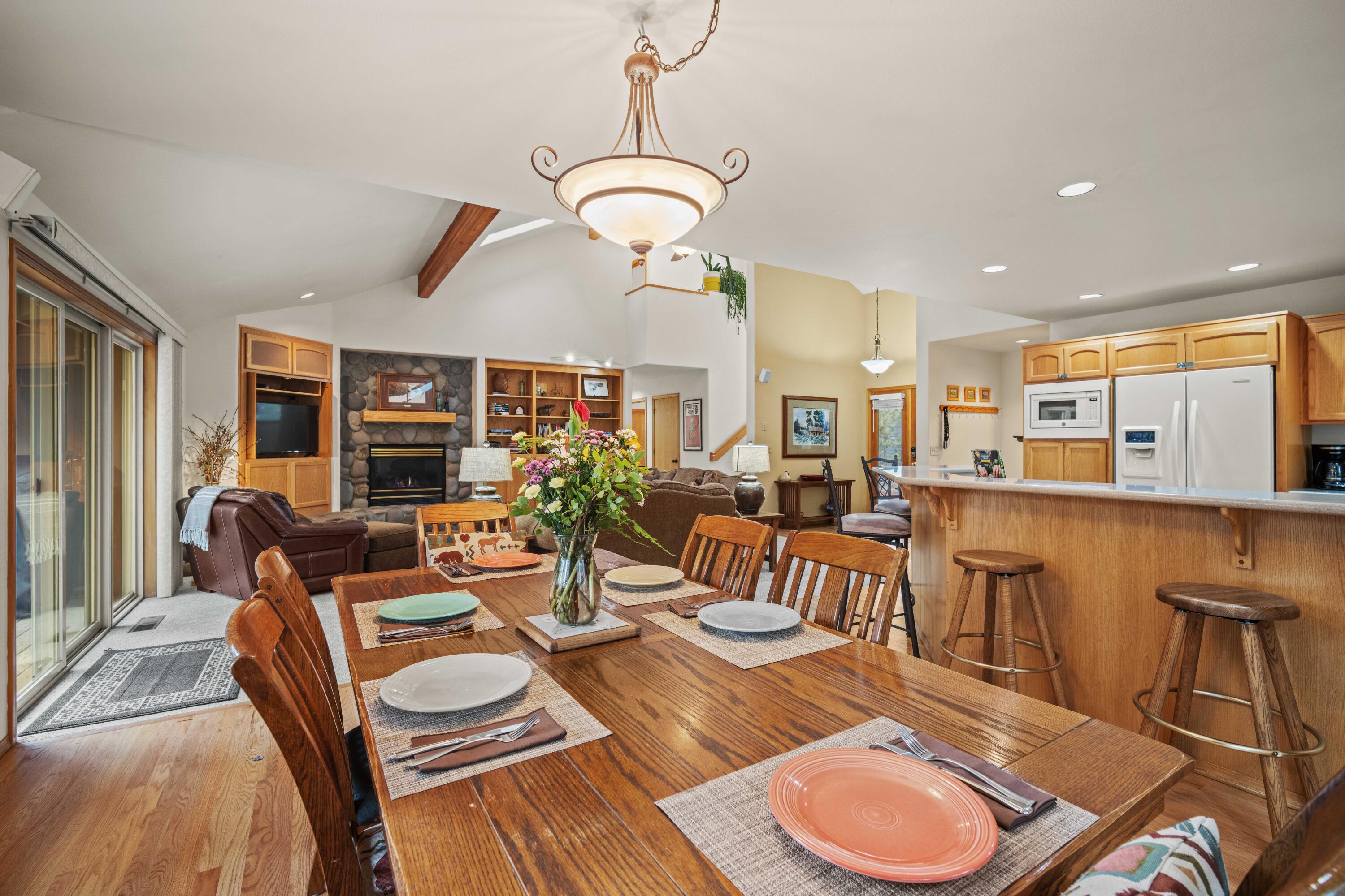 57655 Aspen Lane, Unit 2 Sunriver, OR 97707 - Photo 16 of 47 17 - dining