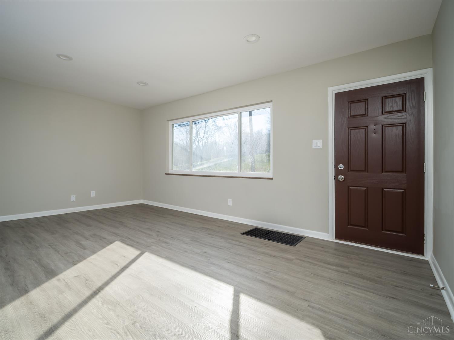 288 Riddle Road Woodlawn, OH 45215 - Photo 5 of 29