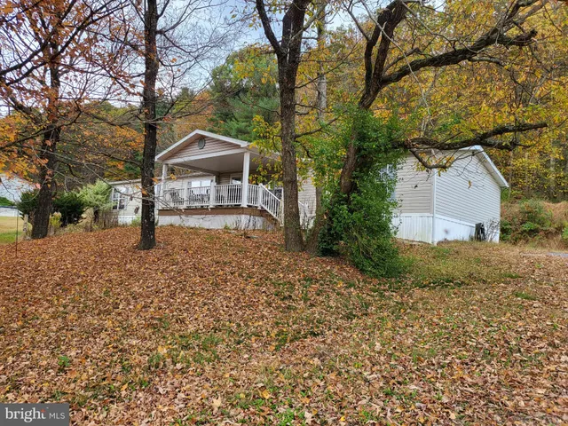 a view of a house with backyard