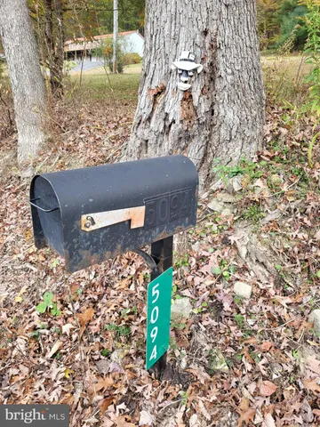 a view of a window in an empty room