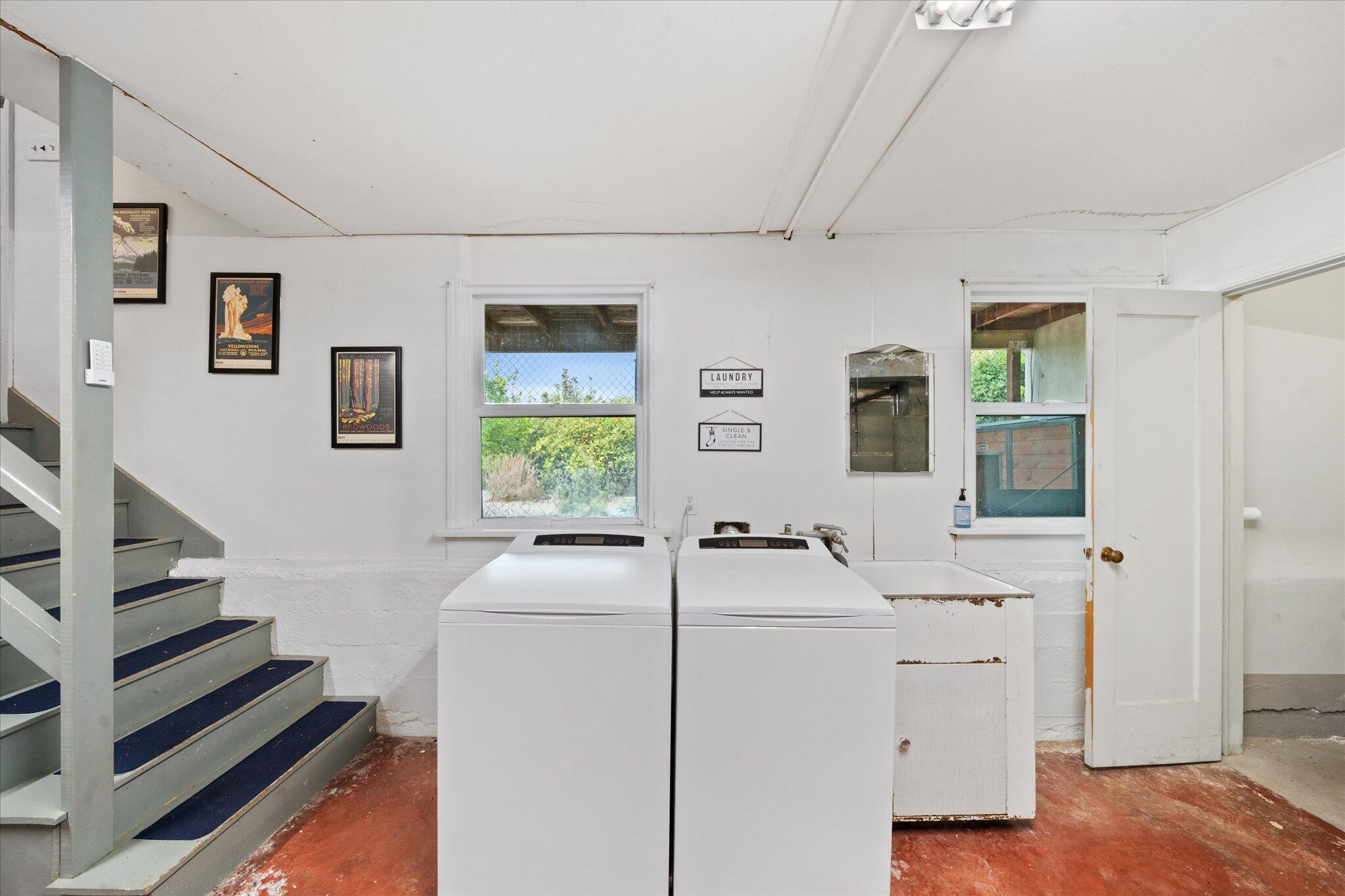 1901 Chestnut Street Redding, CA 96001 - Photo 23 of 39 a room with two washing machine and sink