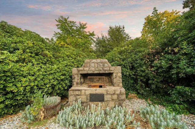 a view of a back yard of the house