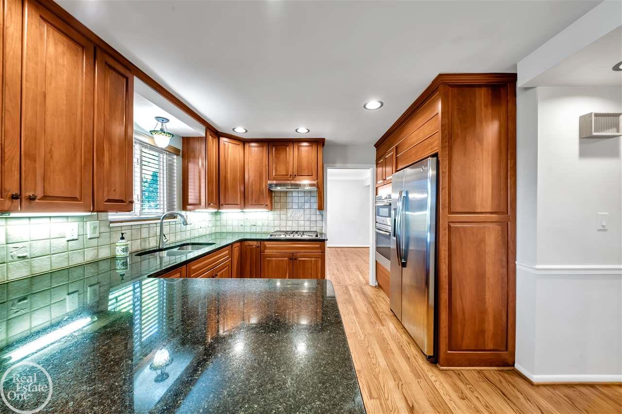 1110 Canterbury Road Grosse Pointe, MI 48236 - Photo 15 of 39 50026151-14.JPG