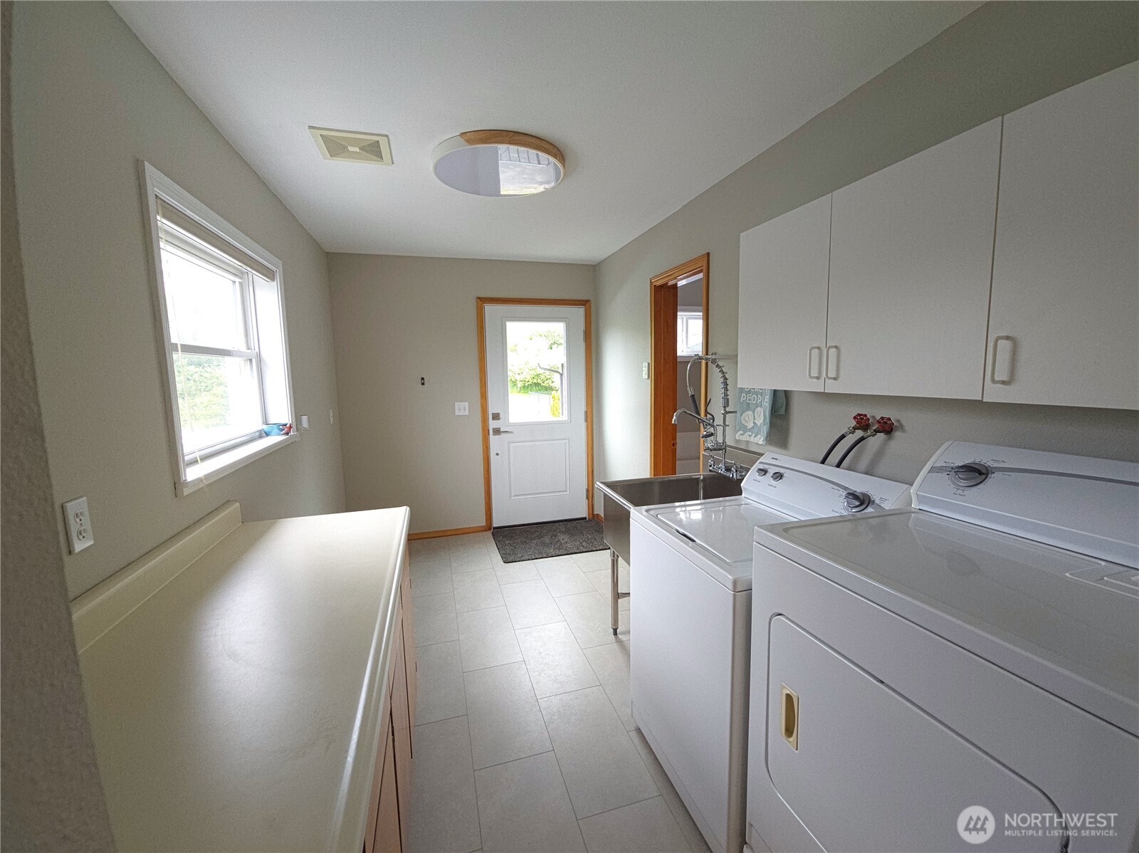 240 Stringtown Road Ilwaco, WA 98624 - Photo 20 of 39 a room with a sink and cabinets