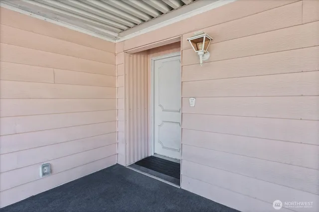 a view of entryway with outdoor area