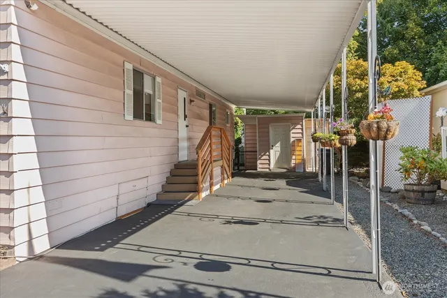 a view of a house with a backyard