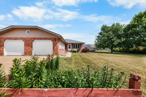 $195,000 | 18 Warren Drive, Mazon, IL 60444