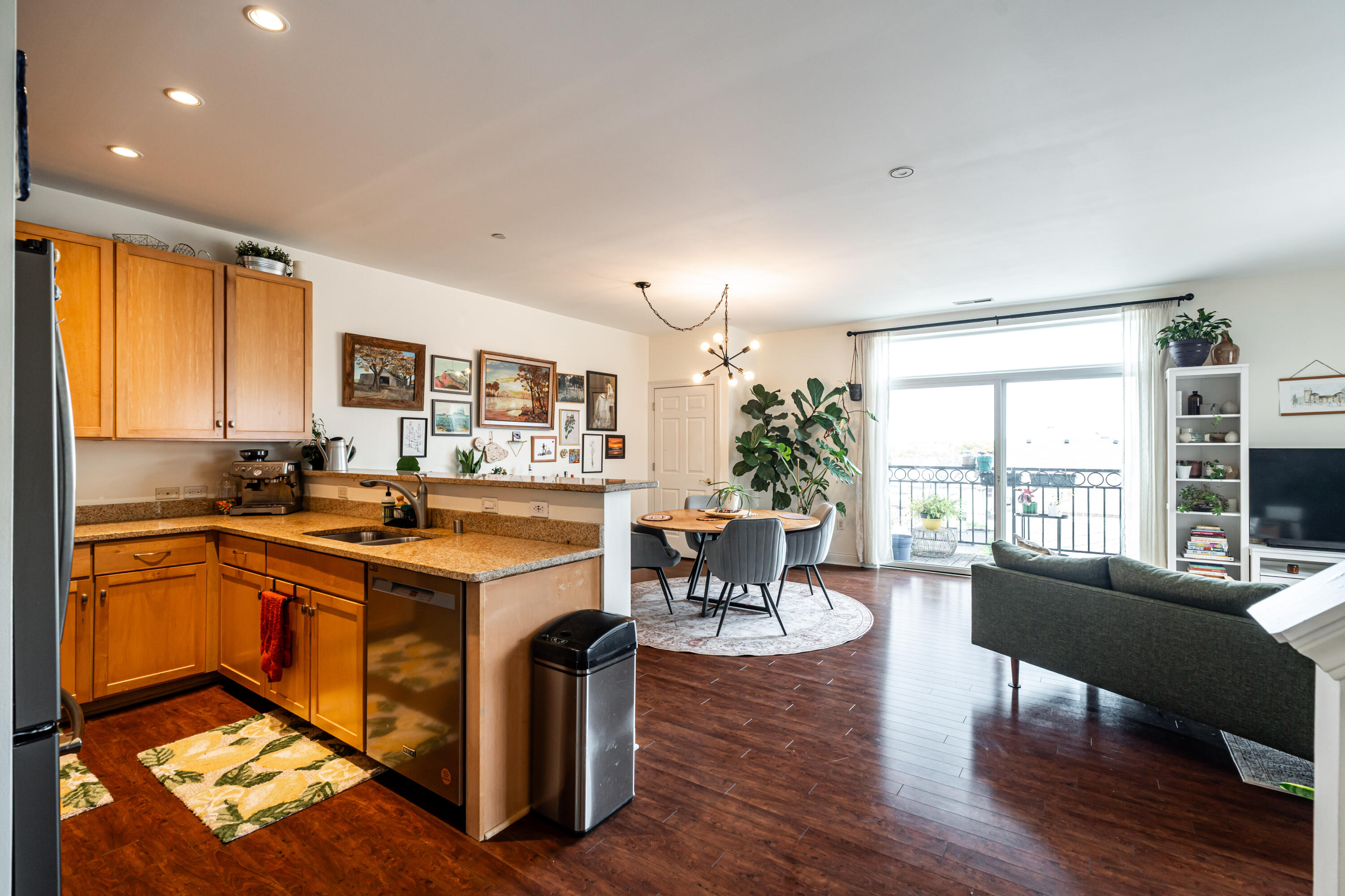 1920 North Farwell Avenue, Unit 405 Milwaukee, WI 53202 - Photo 3 of 28 Kitchen and Dining