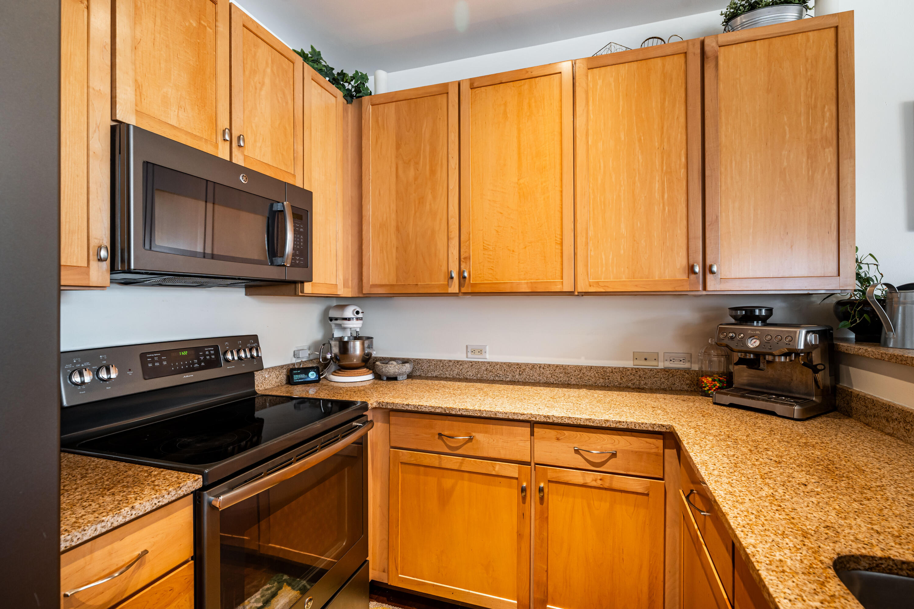 1920 North Farwell Avenue, Unit 405 Milwaukee, WI 53202 - Photo 5 of 28 DSC09722