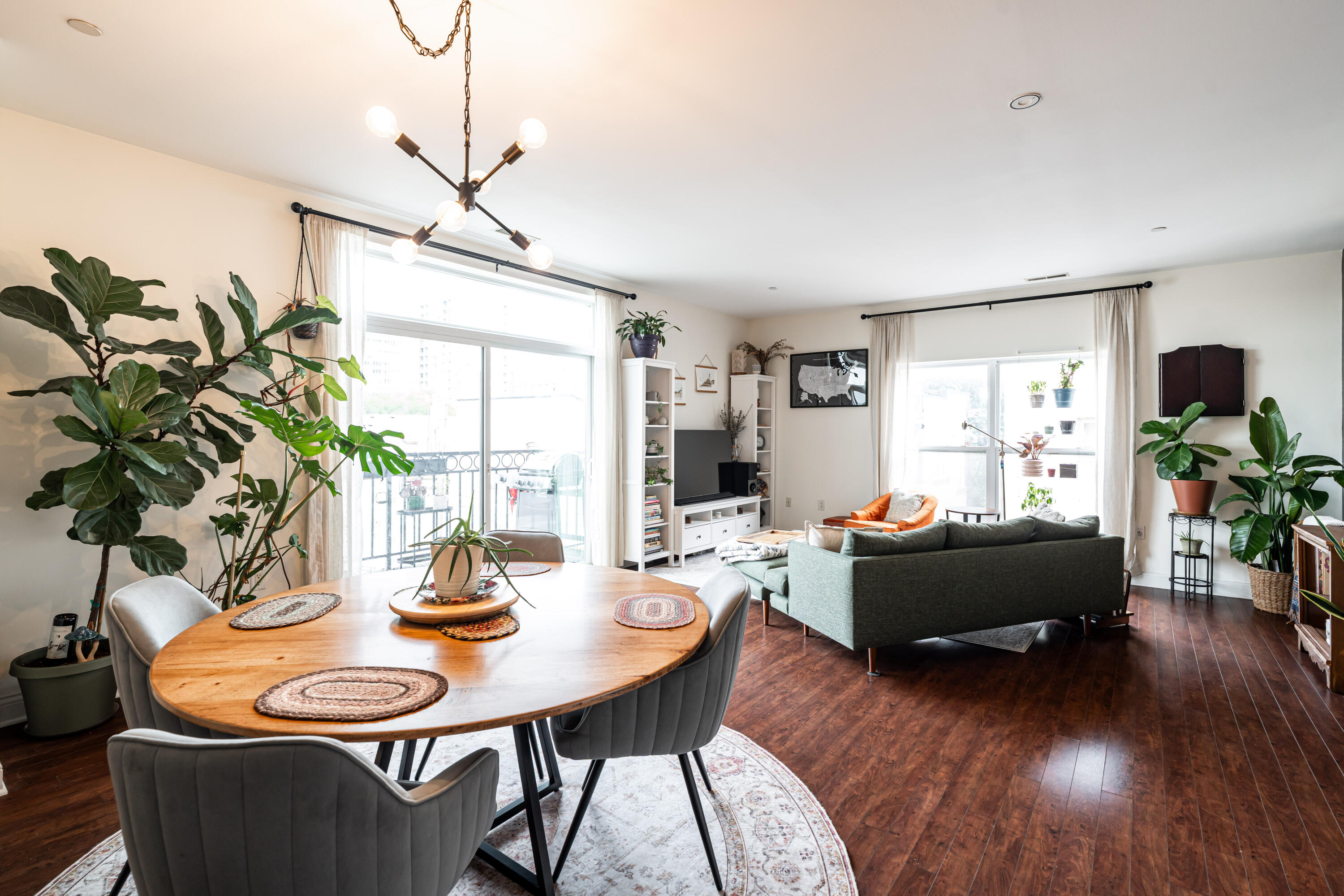 1920 North Farwell Avenue, Unit 405 Milwaukee, WI 53202 - Photo 7 of 28 Dining/Living Room
