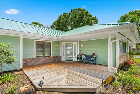a view of a house with backyard and garden