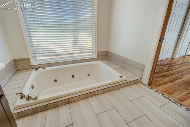 8950 Pine Cone Road Colorado Springs, CO 80908 - Photo 22 of 47 Sunken/jetted tub