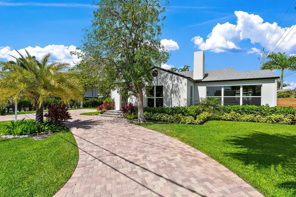 a view of a house with a backyard