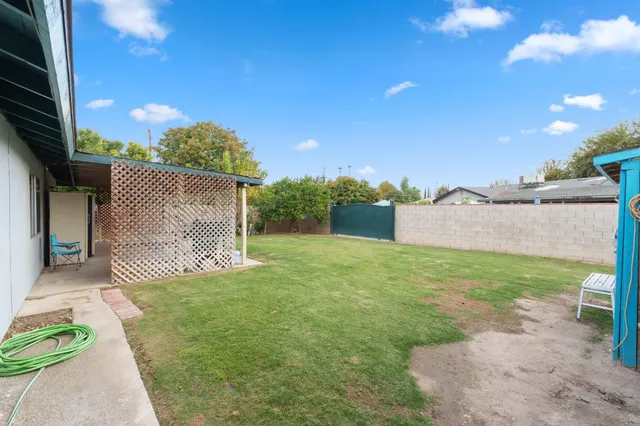 a view of a backyard