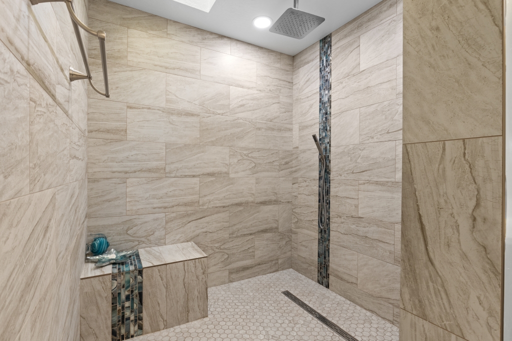 95-789 Ninole Loop Road, Unit 42 Naalehu, HI 96772 - Photo 13 of 30 a bathroom with a shower