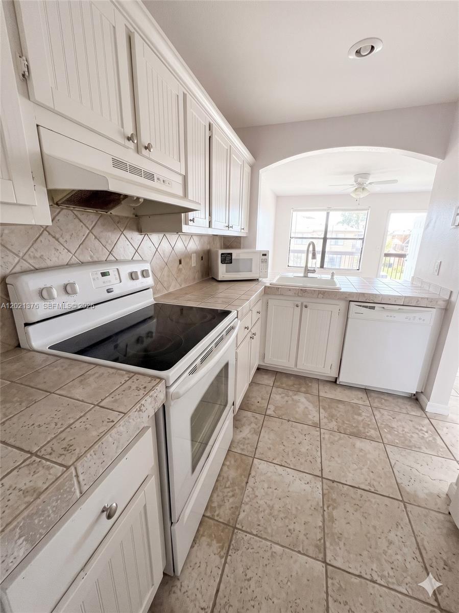 10046 Winding Lake Road, Unit 204 Sunrise, FL 33351 - Photo 1 of 8