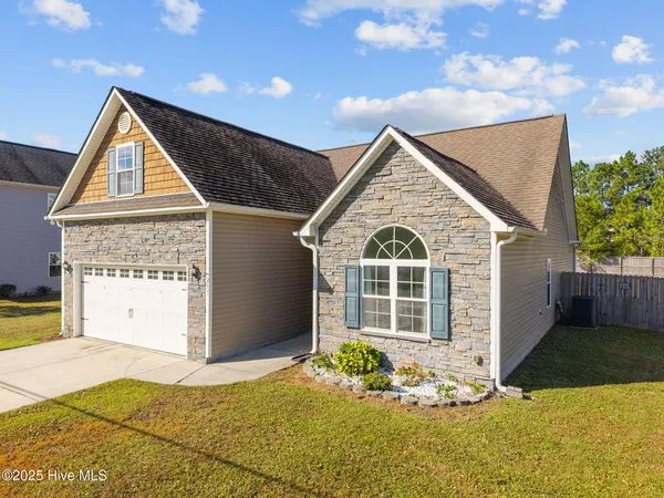 $309,900 | 257 East Ivybridge Drive, Hubert, NC 28539