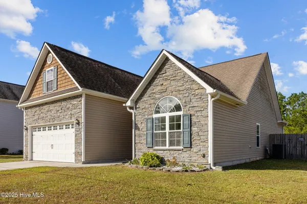 $309,900 | 257 East Ivybridge Drive, Hubert, NC 28539