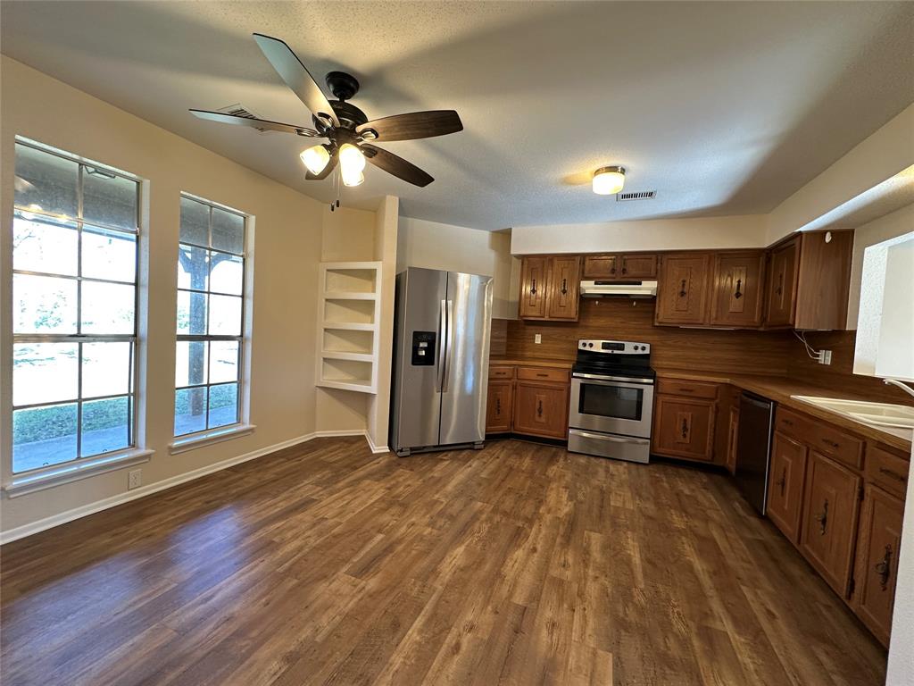 1047 Pr 3022 Elgin Elgin, TX 78621 - Photo 4 of 21 Light & Bright kitchen