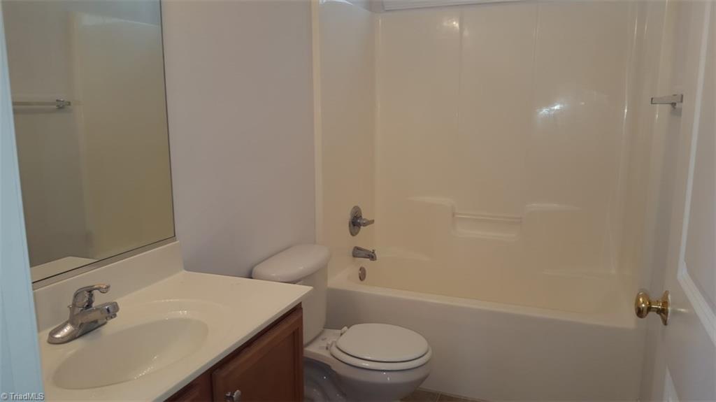 5813 Sunny Ridge Trail Clemmons, NC 27012 - Photo 5 of 18 Main Bathroom