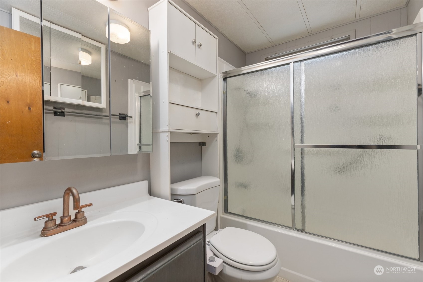 1001 Logan Hill Road Chehalis, WA 98532 - Photo 18 of 23 a bathroom with a sink toilet and shower