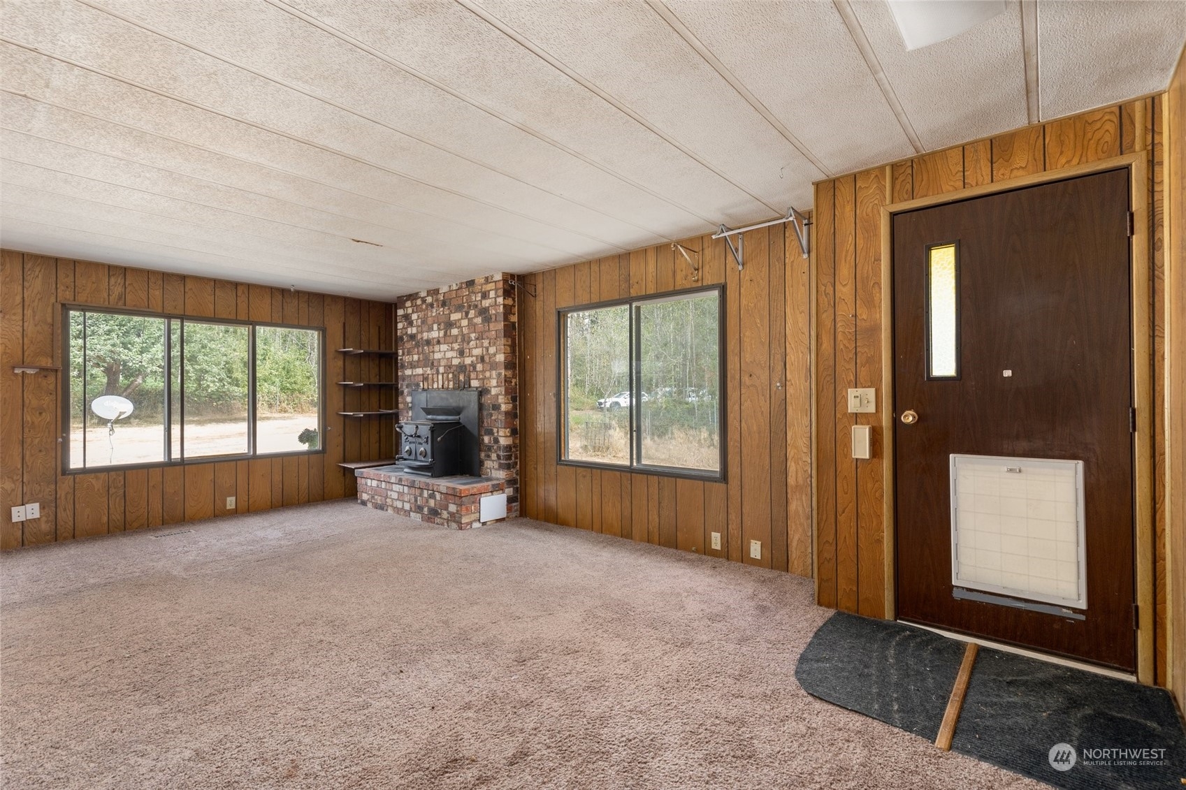 1001 Logan Hill Road Chehalis, WA 98532 - Photo 9 of 23 a view of a livingroom with furniture and windows