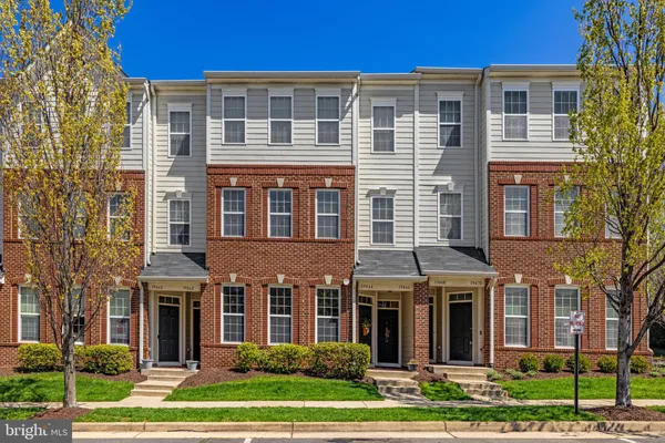 $490,000 | 19464 Promenade Drive, Leesburg, VA 20176