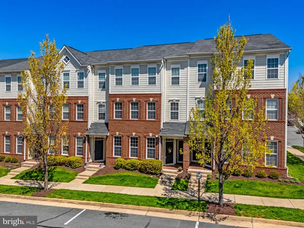 $490,000 | 19464 Promenade Drive, Leesburg, VA 20176