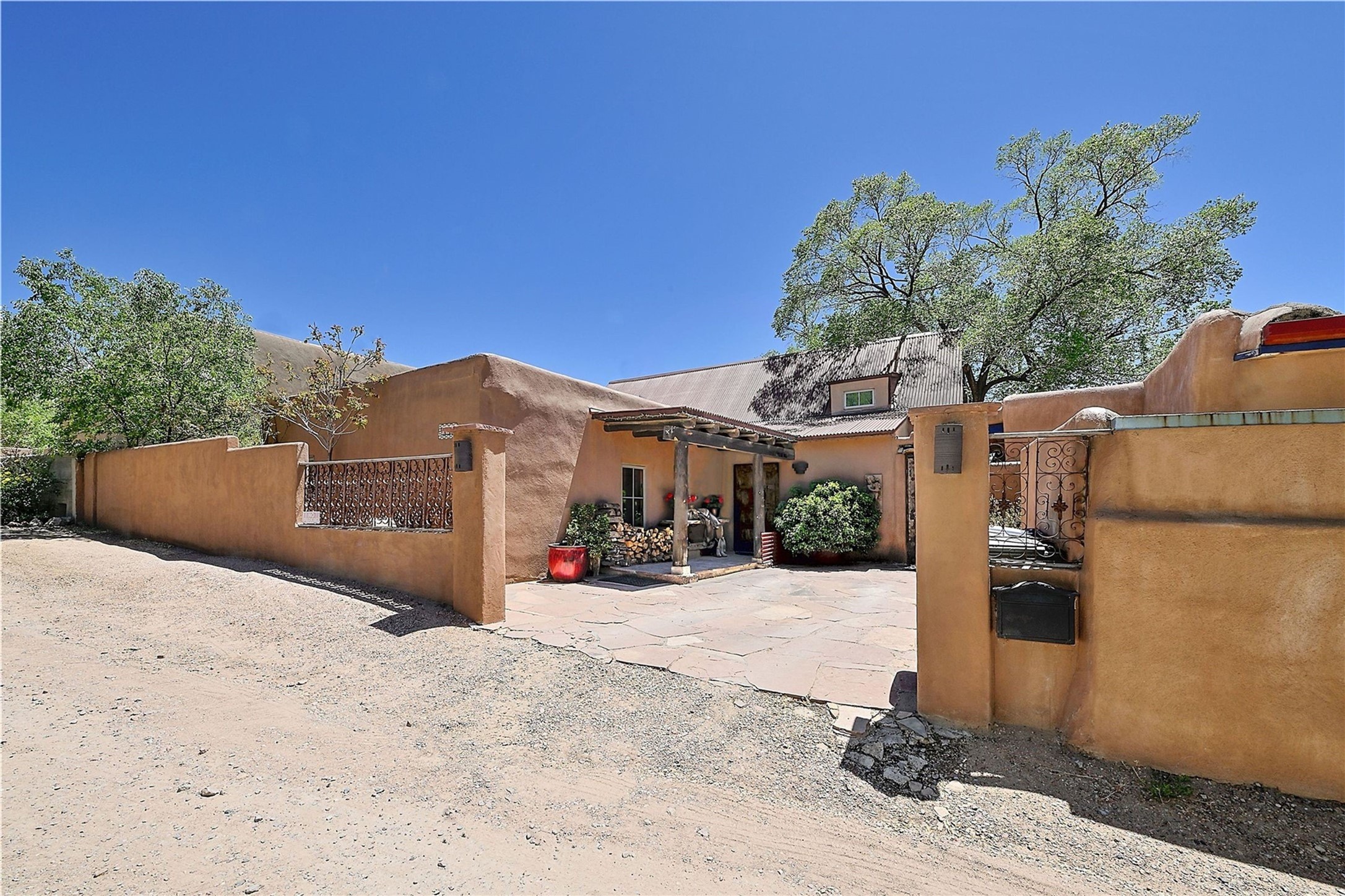 227 Rodriguez Street Santa Fe, NM 87501 - Photo 11 of 39 Entrance and parking