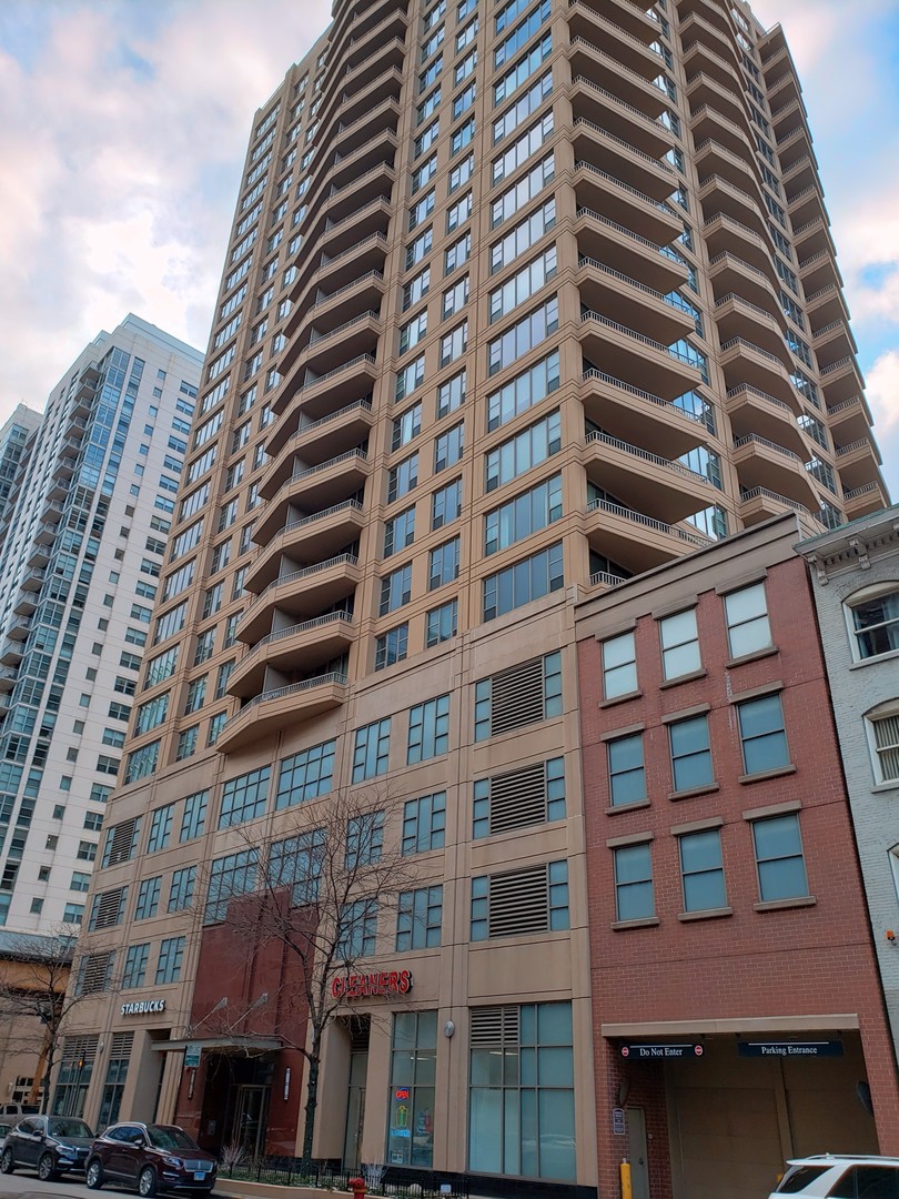 200 North Jefferson Street, Unit 601 Chicago, IL 60661 - Photo 2 of 27 a front view of a building