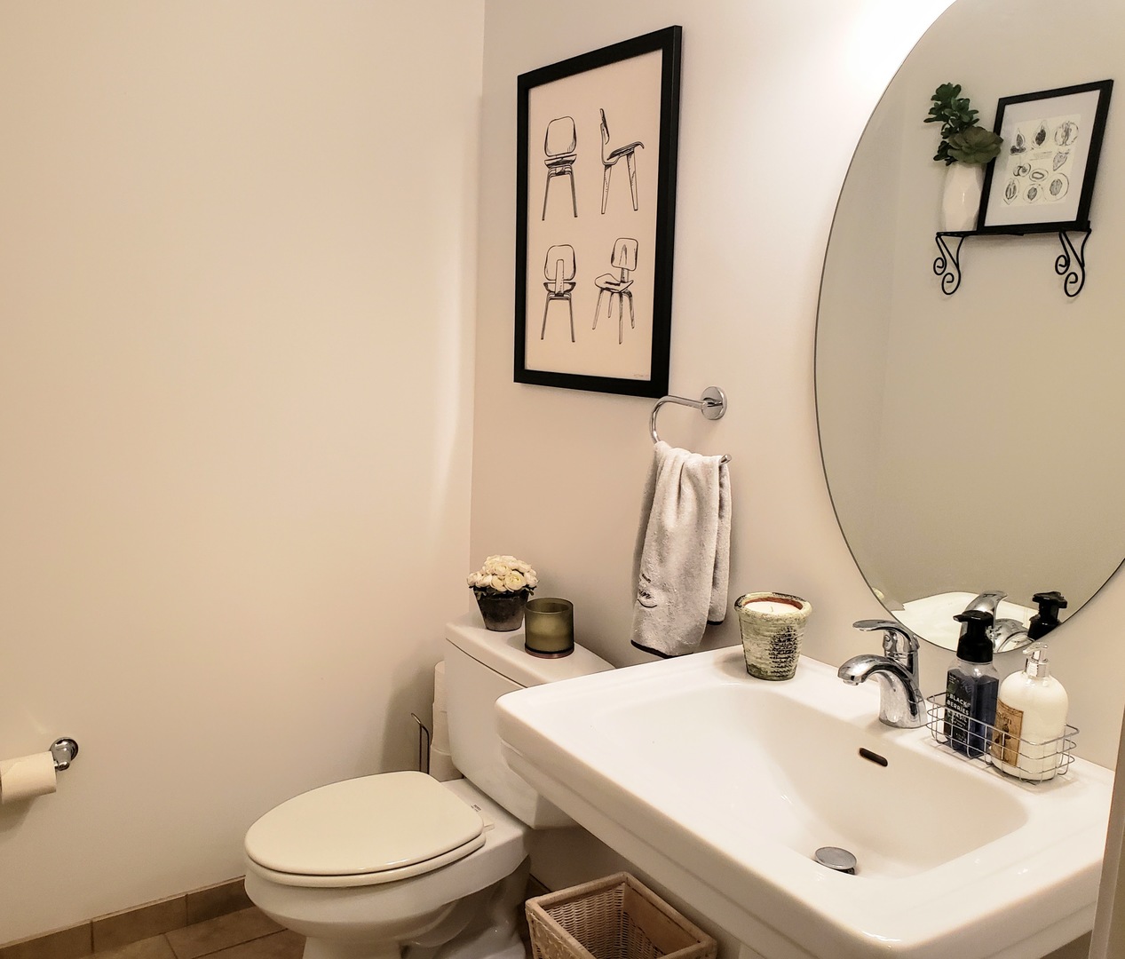200 North Jefferson Street, Unit 601 Chicago, IL 60661 - Photo 12 of 27 a bathroom with a toilet a sink and mirror