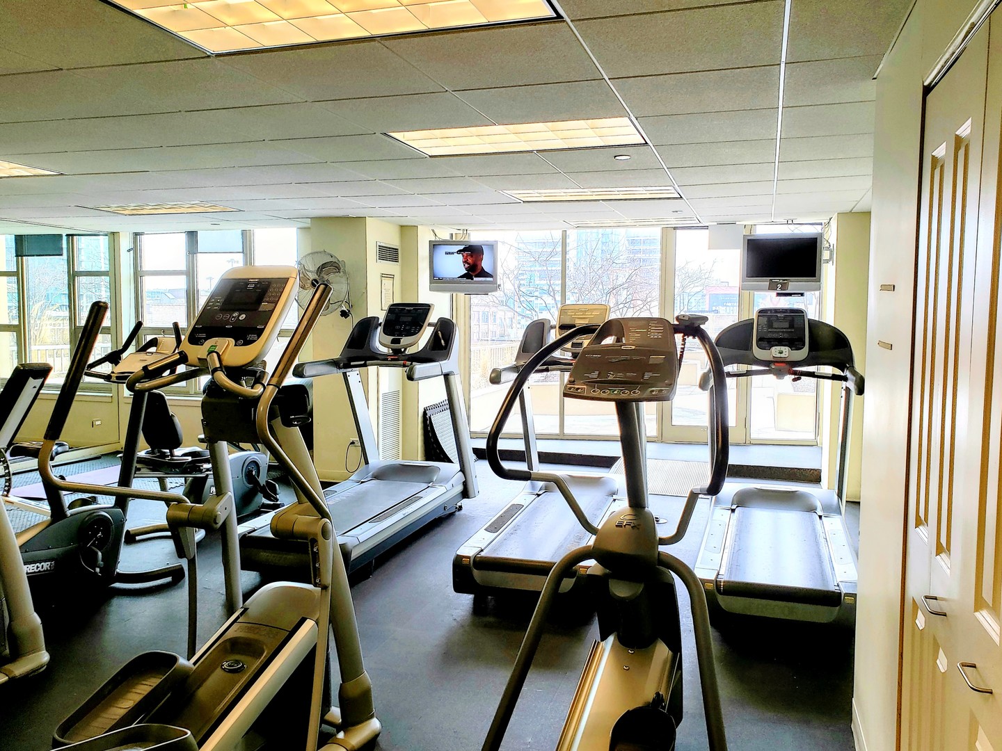 200 North Jefferson Street, Unit 601 Chicago, IL 60661 - Photo 16 of 27 a view of a room with gym equipment
