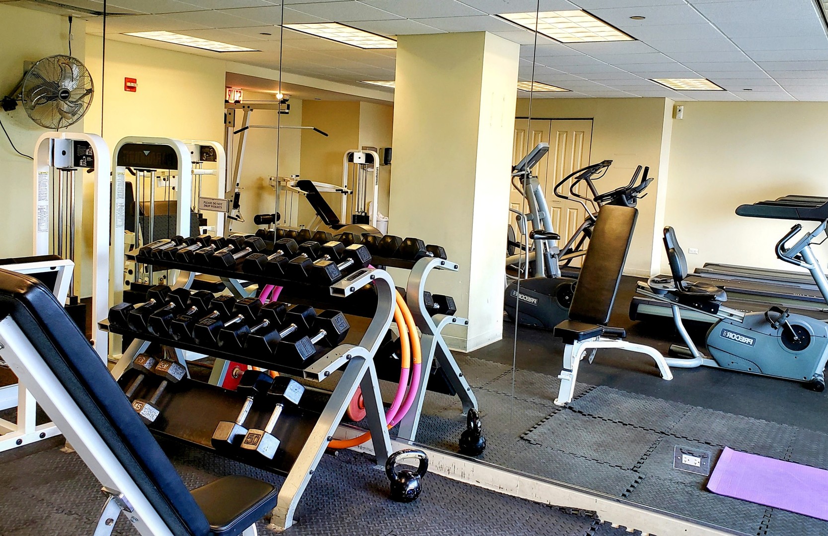 200 North Jefferson Street, Unit 601 Chicago, IL 60661 - Photo 17 of 27 a view of a room with gym equipment