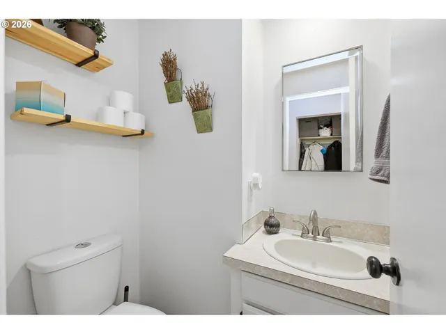 $279,999 | 422 Stonewood Drive, Eugene, OR 97405